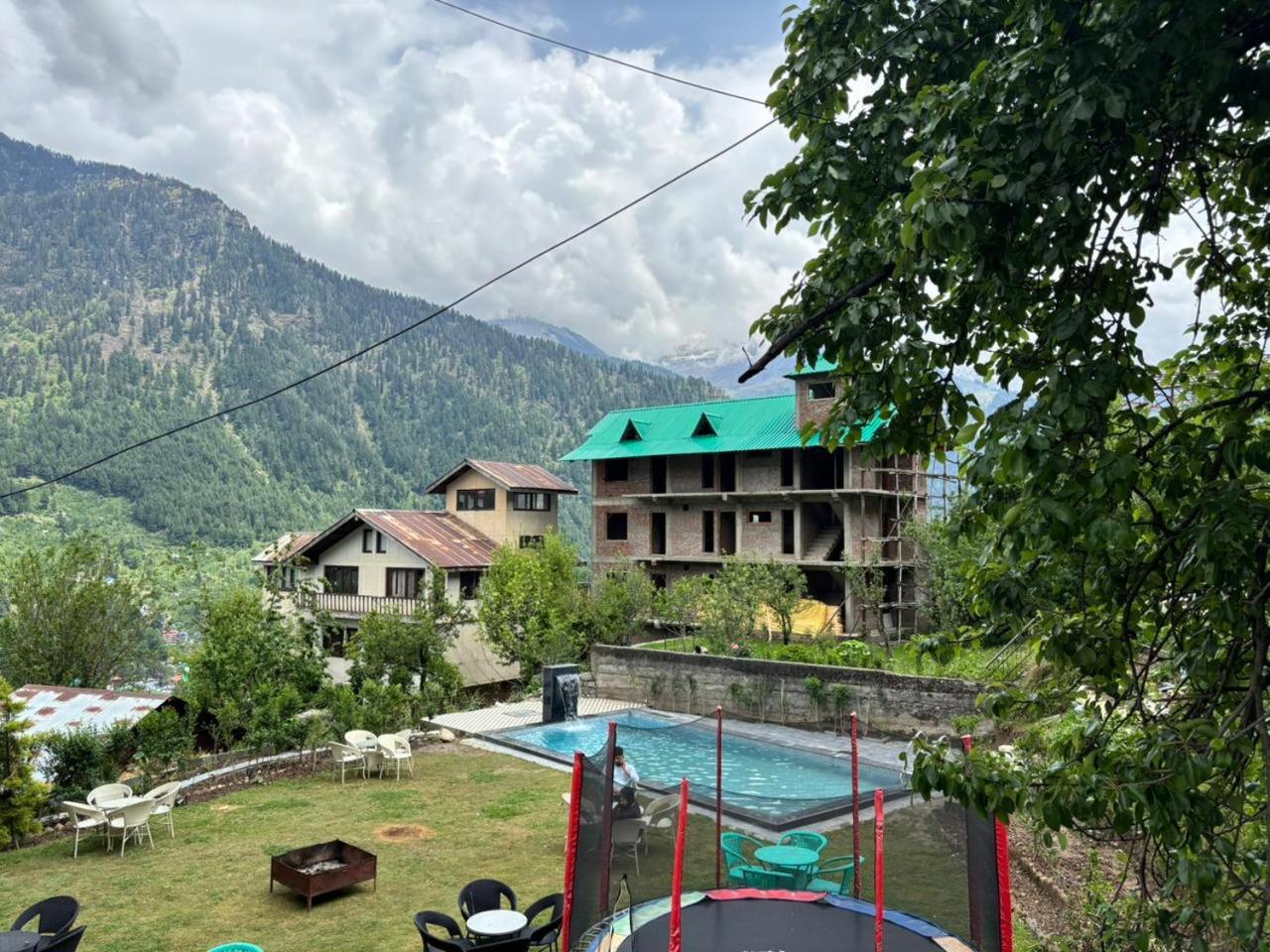 Smuggler Resort By West Western Near To Mall Road & Hadimba Temple # Swimming Pool#Free Pick From Volvo Bus Stand Manali  Exterior photo