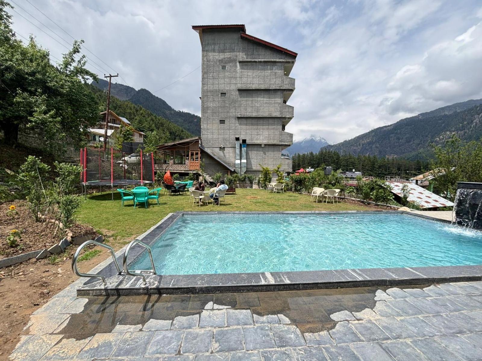 Smuggler Resort By West Western Near To Mall Road & Hadimba Temple # Swimming Pool#Free Pick From Volvo Bus Stand Manali  Exterior photo